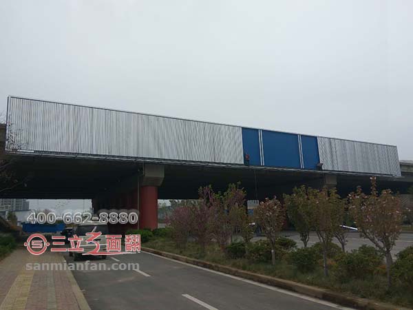 河南省林州市跨路過街三面翻橋體護欄廣告牌案例施工圖片